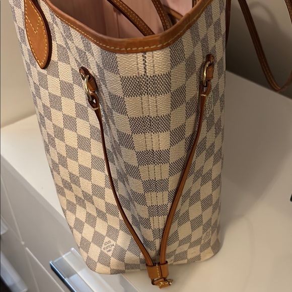 Luis Vuitton MM Tote Bag - Picture 3 of 6